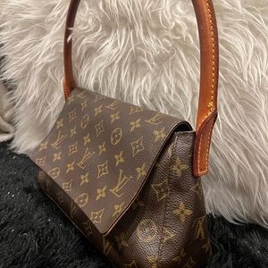 Louis Vuitton
Looping Handbag Monogram Canvas Mini